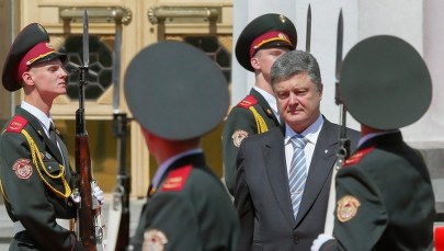 Żołnierz mdleje przed Poroszenką