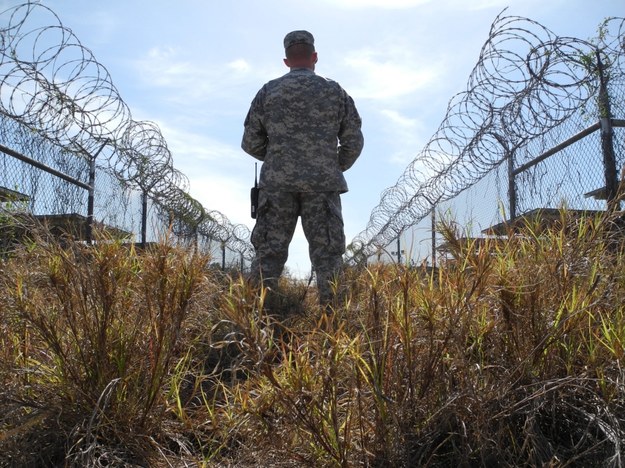 Żołnierz patrolujący teren więzienia w Guantanamo na Kubie /Johannes Schmitt-Tegge /PAP/EPA