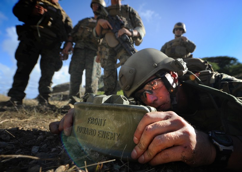 Żołnierz piechoty morskiej montujący minę przeciwpiechotną /Wikipedia