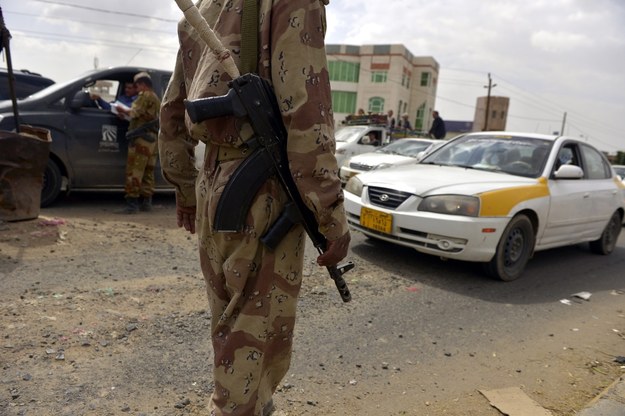Żołnierz pilnujący wjazdu na teren ambasady USA w Jemenie /YAHYA ARHAB /PAP/EPA