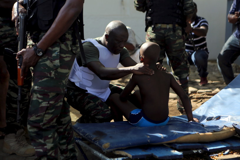 Żołnierz pociesza rannego w zamachu chłopca /Joe Penney /Agencja FORUM