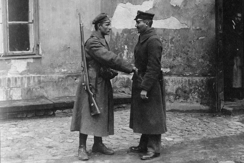 Żołnierz Polskiej Siły Zbrojnej rozbraja żołnierza niemieckiego, listopad 1918 /Reprodukcja: FoKa /Agencja FORUM