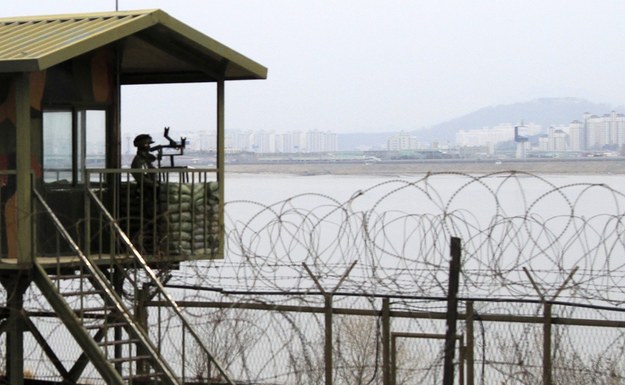 Żołnierz południowokoreańskiej armii na posterunku granicznym /BARBARA WALTON /PAP/EPA