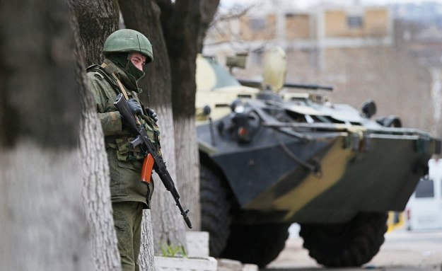 Żołnierz przed bazą wojskową na Krymie /YURI KOCHETKOV /PAP/EPA