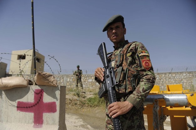 Żołnierz przed bramą ośrodka w Qagha /JAWAD JALALI /PAP/EPA