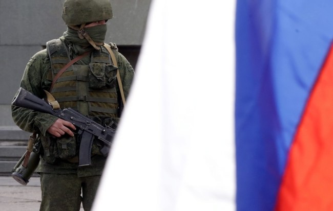 Żołnierz przed budynkiem rady ministrów w Symferopolu /PAP/EPA/MAXIM SHIPENKOV /PAP/EPA