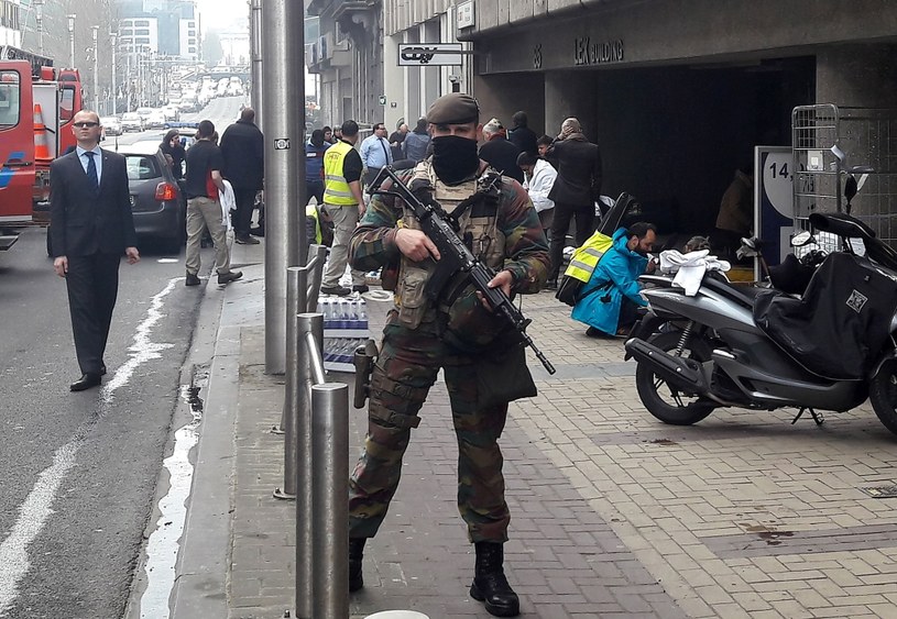 Żołnierz przed stacją brukselskiego metra Maalbeek /AFP