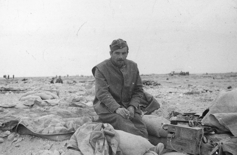 Żołnierz Samodzielnej Brygady Strzelców Karpackich w czasie bitwy pod Gazalą /Z archiwum Narodowego Archiwum Cyfrowego