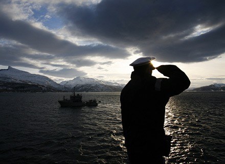 Żołnierz składa hołd poległym. Północna Norwegia, 8 marca 2008 /AFP