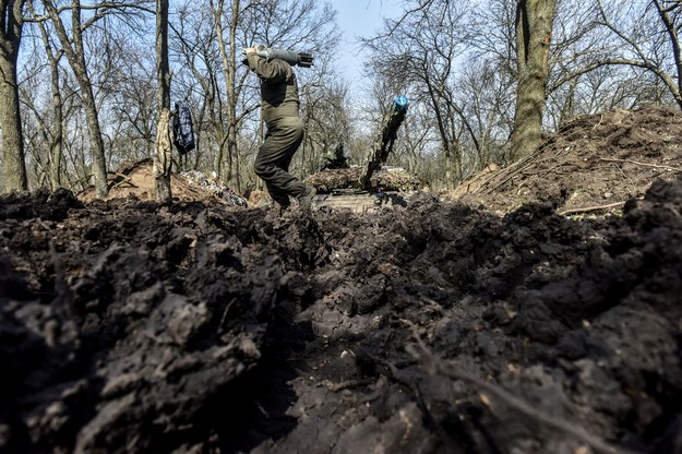 Żołnierz ukraiński na froncie  w okolicach Bachmutu na zdjęciu ilustracyjnym /OLEG PETRASYUK /PAP/EPA