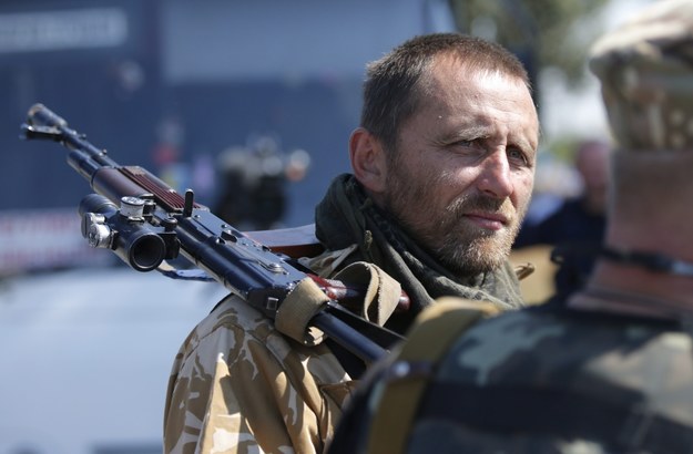 Żołnierz ukraińskiego ochotniczego batalionu "Azow" w punkcie kontrolnym w Mariupolu /ANATOLY MALTSEV  /PAP/EPA