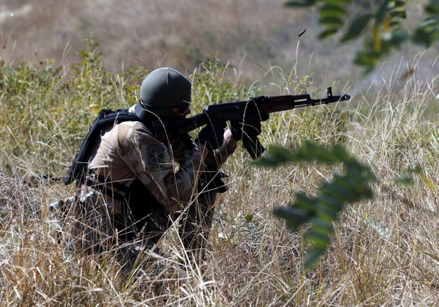 Żołnierz ukraińskiego ochotniczego batalionu "Szachtarsk" w okolicach Mariupolu /ANATOLY MALTSEV  /PAP/EPA