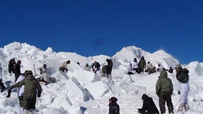 Żołnierz uratowany po sześciu dniach spędzonych pod lawiną. "Mamy nadzieję, że to nie koniec cudów"