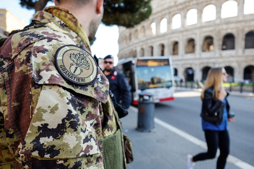 Żołnierz w pobliżu Koloseum /AFP