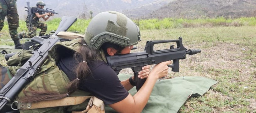 Żołnierz wenezuelskich sił specjalnych, strzelający z chińskiego karabinu Type 97A. Chińska czy rosyjska broń zawsze była opcją dla państw biednych, z niestabilnymi rządami i łamaniem praw człowieka /@ConflictsW /Twitter