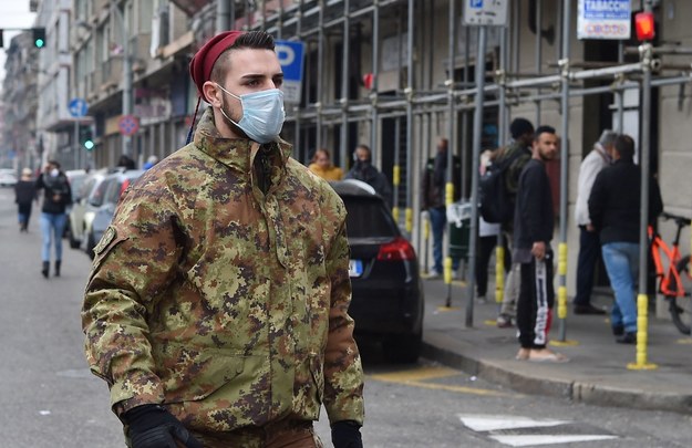 Żołnierz włoskiej armii patroluje ulice Turynu /ALESSANDRO DI MARCO  /PAP/EPA