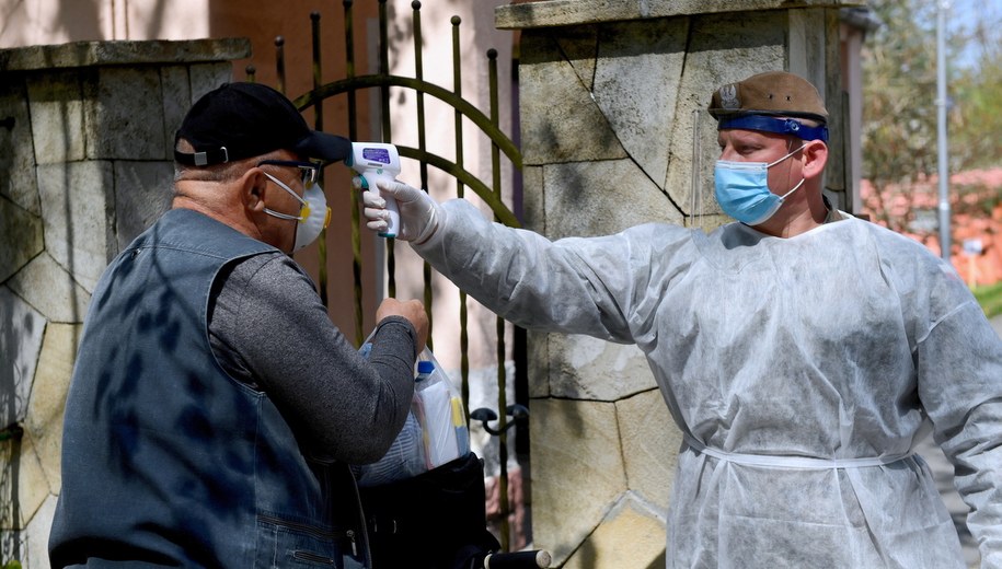 Żołnierz Wojsk Obrony Terytorialnej przed Szpitalem Powiatowym w Nowej Dębie /Darek Delmanowicz /PAP