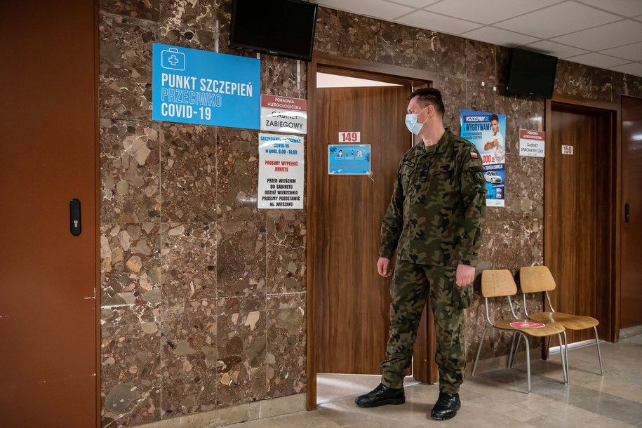 Żołnierz WOT pomaga w punkcie szczepień w Wojewódzkim Szpitalu Specjalistycznym im. Stefana Kardynała Wyszyńskiego w Lublinie /Wojtek Jargiło /PAP