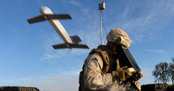 Żołnierz wystrzeliwujący drona Switchblade /Wikipedia