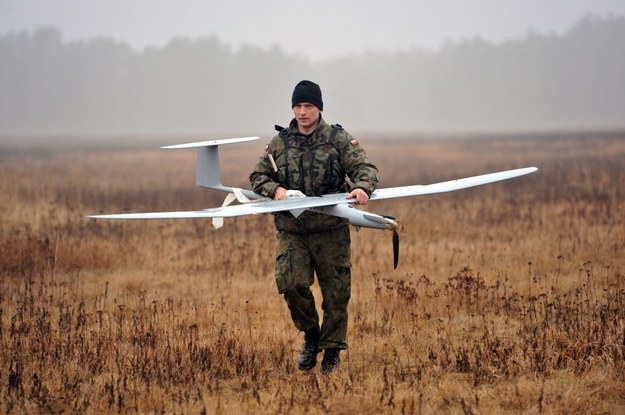 Żołnierz z dronem FlyEye [zdj. arch.] /PAP/Marcin Bielecki /PAP