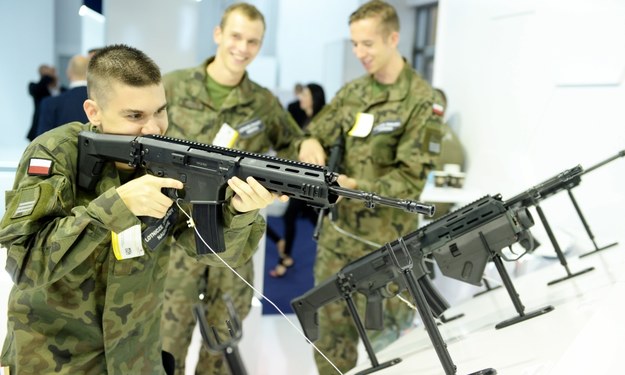 Żołnierz z karabinem Grot (karabin MSBS-5,56, czyli modułowy system broni strzeleckiej kaliber 5,56 mm) podczas XXV Międzynarodowego Salonu Przemysłu Obronnego w Kielcach. Karabinki produkowane są przez Fabrykę Broni "Łucznik" Radom, spółkę należąca do Polskiej Grupy Zbrojeniowej. / 	Piotr Polak    /PAP