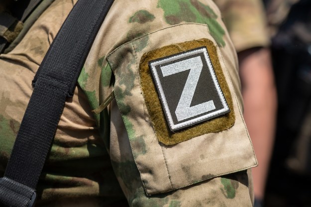 Żołnierz z symbolem "specjalnej operacji wojskowej" na mundurze /Shutterstock