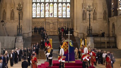 Żołnierz zasłabł i upadł przy trumnie z ciałem Elżbiety II [FILM]