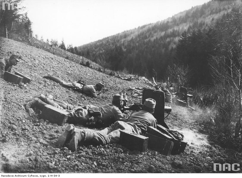 Żołnierze 100 Cieszyńskiego Pułku Piechoty podczas ataku na wzgórze Pustki w bitwie pod Gorlicami, 02.05.1915 /Z archiwum Narodowego Archiwum Cyfrowego