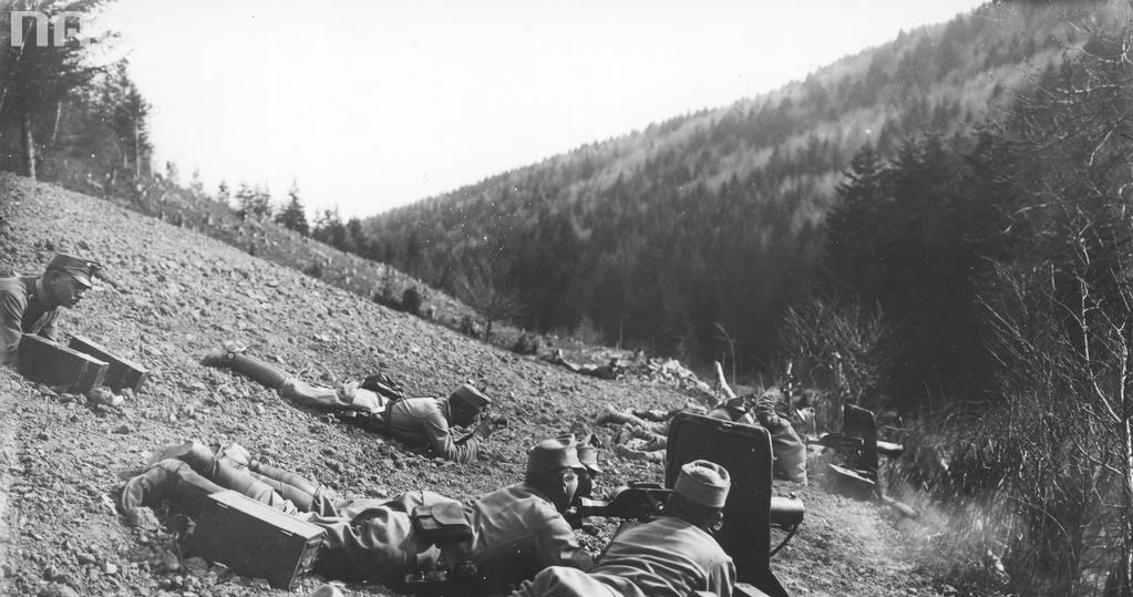 Żołnierze 100 Cieszyńskiego Pułku Piechoty podczas ataku na wzgórze Pustki w bitwie pod Gorlicami, 02.05.1915 /Z archiwum Narodowego Archiwum Cyfrowego