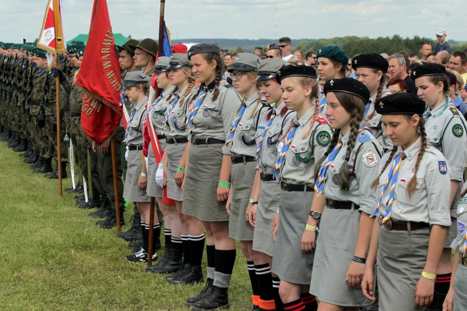 Żołnierze 15. Giżyckiej Brygady Zmechanizowanej i harcerze podczas apelu grunwaldzkiego w 607. rocznicę bitwy, na polach grunwaldzkich pod Stębarkiem. /Tomasz Waszczuk /PAP