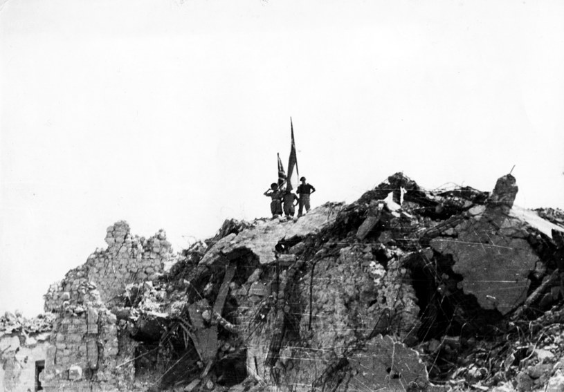 Żołnierze 2 Korpusu Polskiego na ruinach klasztoru stoją obok polskiej i brytyjskiej flagi /Czesław Dobrecki/Karta /Agencja FORUM