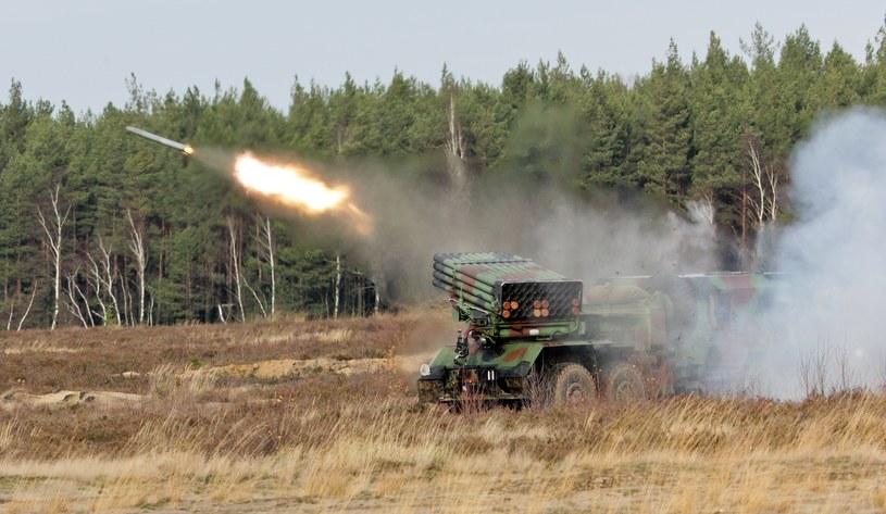 Żołnierze 23 pułku artylerii podczas strzelania z wyrzutni rakiet WR-40 Langusta /Adam Borowy /East News
