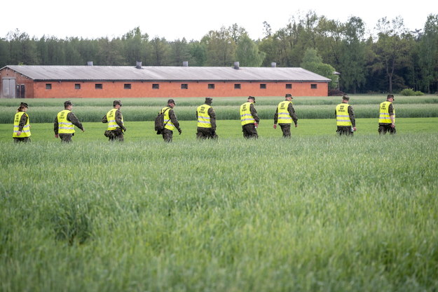 Żołnierze 8. Kujawsko-Pomorskiej Brygady Obrony Terytorialnej poszukują obiektu, który przyleciał z kierunku Białorusi /Tytus Żmijewski /PAP