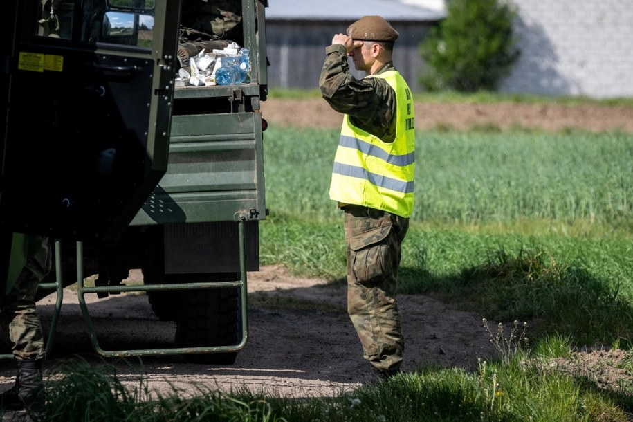 Żołnierze 8. Kujawsko-Pomorskiej Brygady Obrony Terytorialnej poszukują obiektu przypominającego balon, który przyleciał z kierunku Białorusi /Tytus Żmijewski /PAP