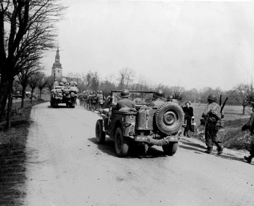 Żołnierze amerykańscy wjeżdżają do Erfurtu. Kwiecień 1945 /Getty Images