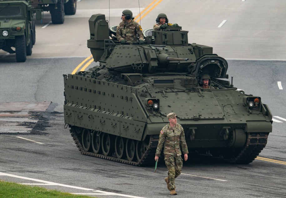 Żołnierze armii amerykańskiej przejeżdżają bojowym wozem bojowym M2 Bradley, zdj. archiwalne /ANNABELLE GORDON/AFP/East News /East News /East News