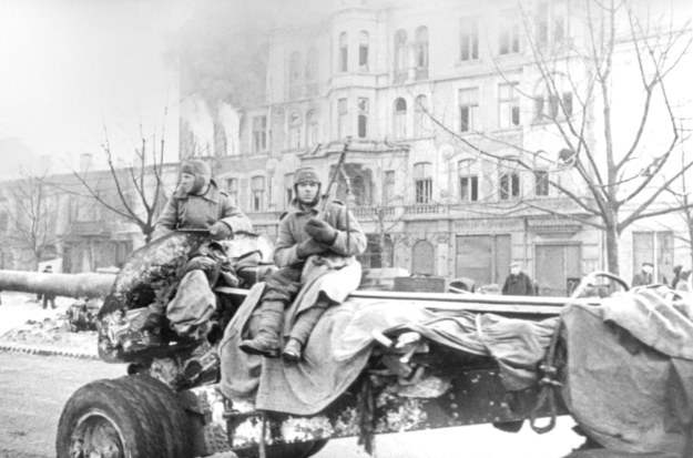 Żołnierze Armii Czerwonej po wkroczeniu do Częstochowy w styczniu 1945 roku / 	ITAR-TASS    /PAP