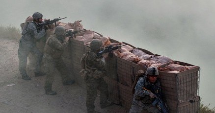 Żołnierze armii i piechoty morskiej ostrzeliwujący pozycje talibów. Prowincja Kunar, Afganistan /AFP