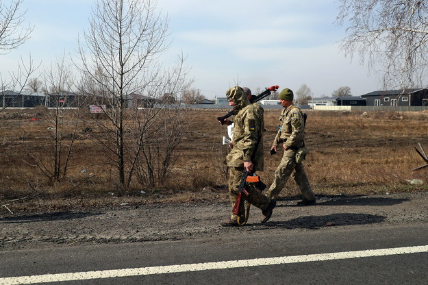 Żołnierze armii ukraińskiej patrolują punkt kontrolny pod Czerkasami /NUNO VEIGA   /PAP/EPA