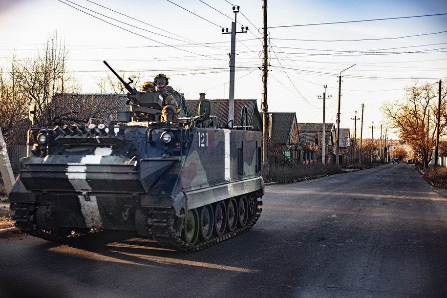 Żołnierze armii Ukrainy w zniszczonej w rosyjskich atakach miejscowości Bachmut w Donieckim Zagłębiu Węglowym /EUGENE TITOV /PAP/EPA