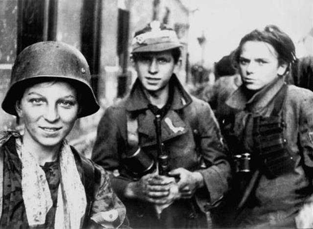 Żołnierze batalionu "Miotła" w czasie Powstania Warszawskiego /Wikimedia Commons /materiały prasowe
