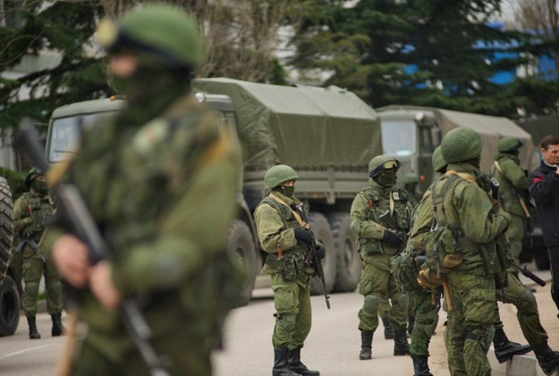 Żołnierze blokują ukraińską bazę wojskową w Sewastopolu /ANTON PEDKO  /PAP/EPA