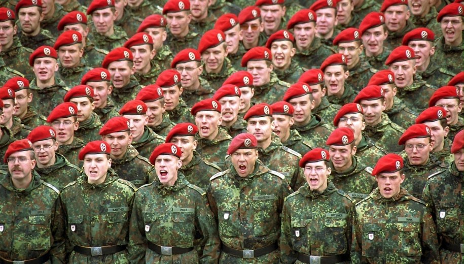 Żołnierze Bundeswehry również pracują w firmie Asgaard /Martin Schutt    /PAP/EPA