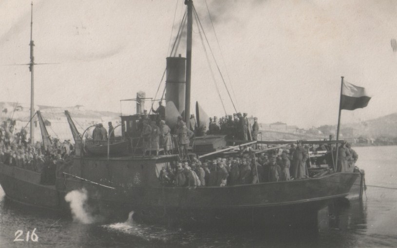 Żołnierze czechosłowackiego 1. Batalionu Szturmowego na pokładzie statku uzbrojonego "Burjat". Do marca 1920 roku Czechosłowacja również posiadała biało-czerwoną flagę /archiwum S. Zagórskiego /INTERIA.PL/materiały prasowe