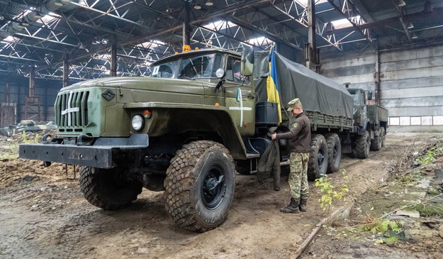 Żołnierze Gwardii Narodowej Ukrainy naprawiają zdobyty sprzęt wojskowy w tymczasowym magazynie w obwodzie charkowskim /Mykola Kalyeniak /PAP
