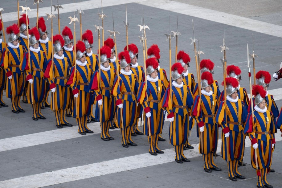 Żołnierze Gwardii Szwajcarskiej na placu św. Piotra w Watykanie /Marijan Murat    /PAP/DPA