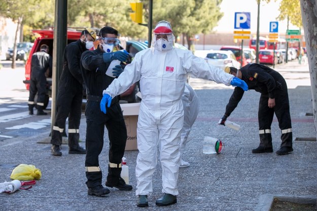 Żołnierze hiszpańskiej armii przygotowujący się do patrolowania Saragossy /JAVIER CEBOLLADA    /PAP/EPA