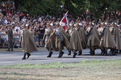 Żołnierze i sprzęt podczas defilady wojskowej w Warszawie