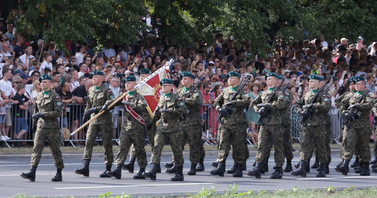 Żołnierze i sprzęt podczas defilady wojskowej w Warszawie