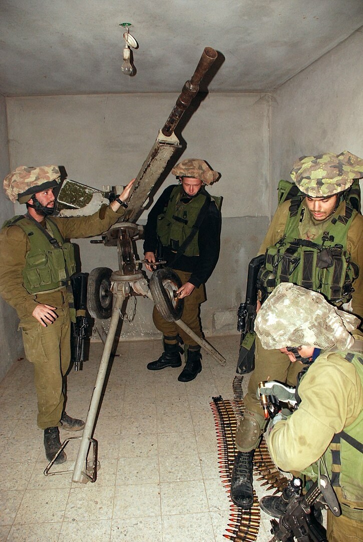 Żołnierze Izraelscy ze zdobyczną bronią podczas operacji Płynny Ołów w 2008 roku. Operacja była jednym z przykładów ataku Izraela na terytorium Strefy Gazy, gdzie przez pierwszy tydzień prowadzono ciągłe naloty bombowe i ostrzały rakietowe, a dopiero w drugim tygodniu armia weszła na teren Gazy